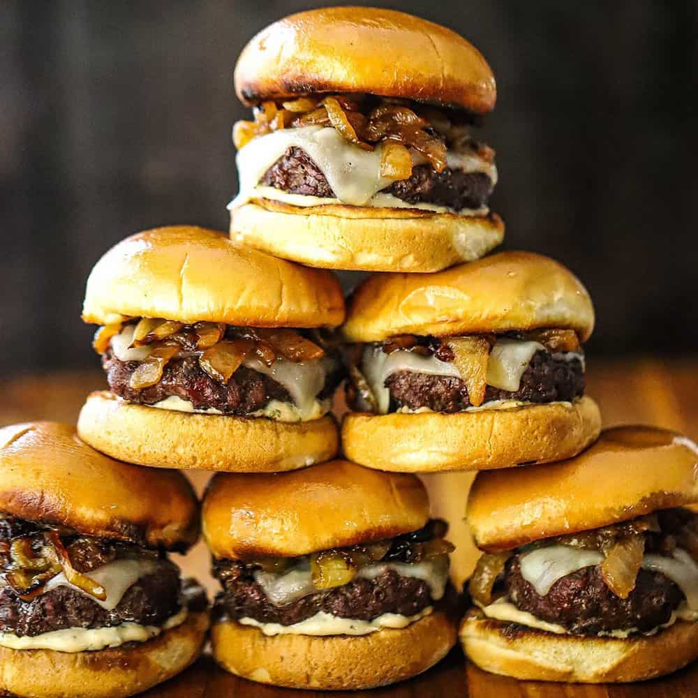 Mini-Burger aus der Heißluftfritteuse mit Sauce und Käse
